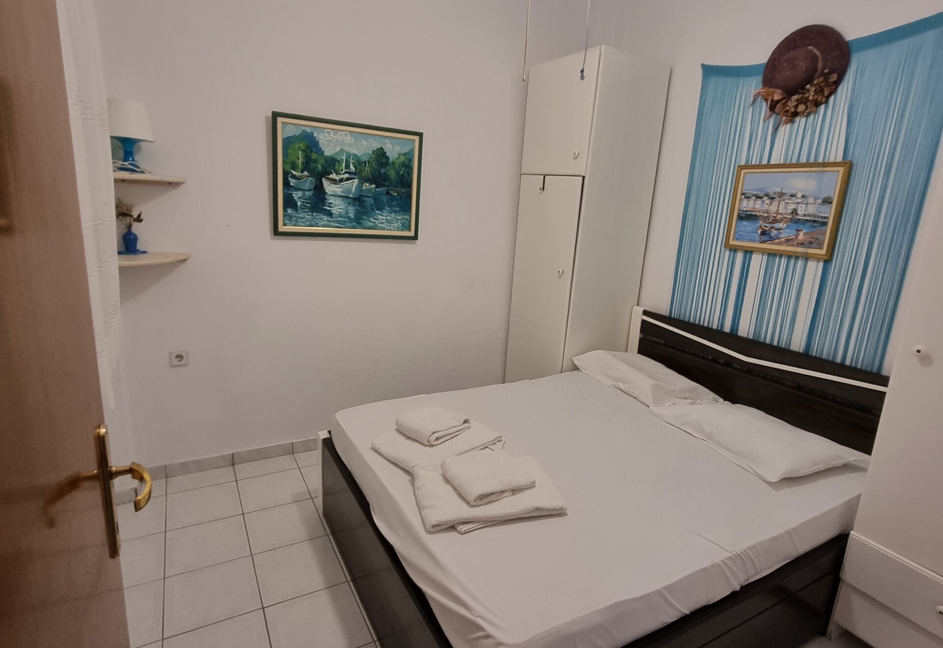 Polychrono Duplex queen bedroom with wardrobe
