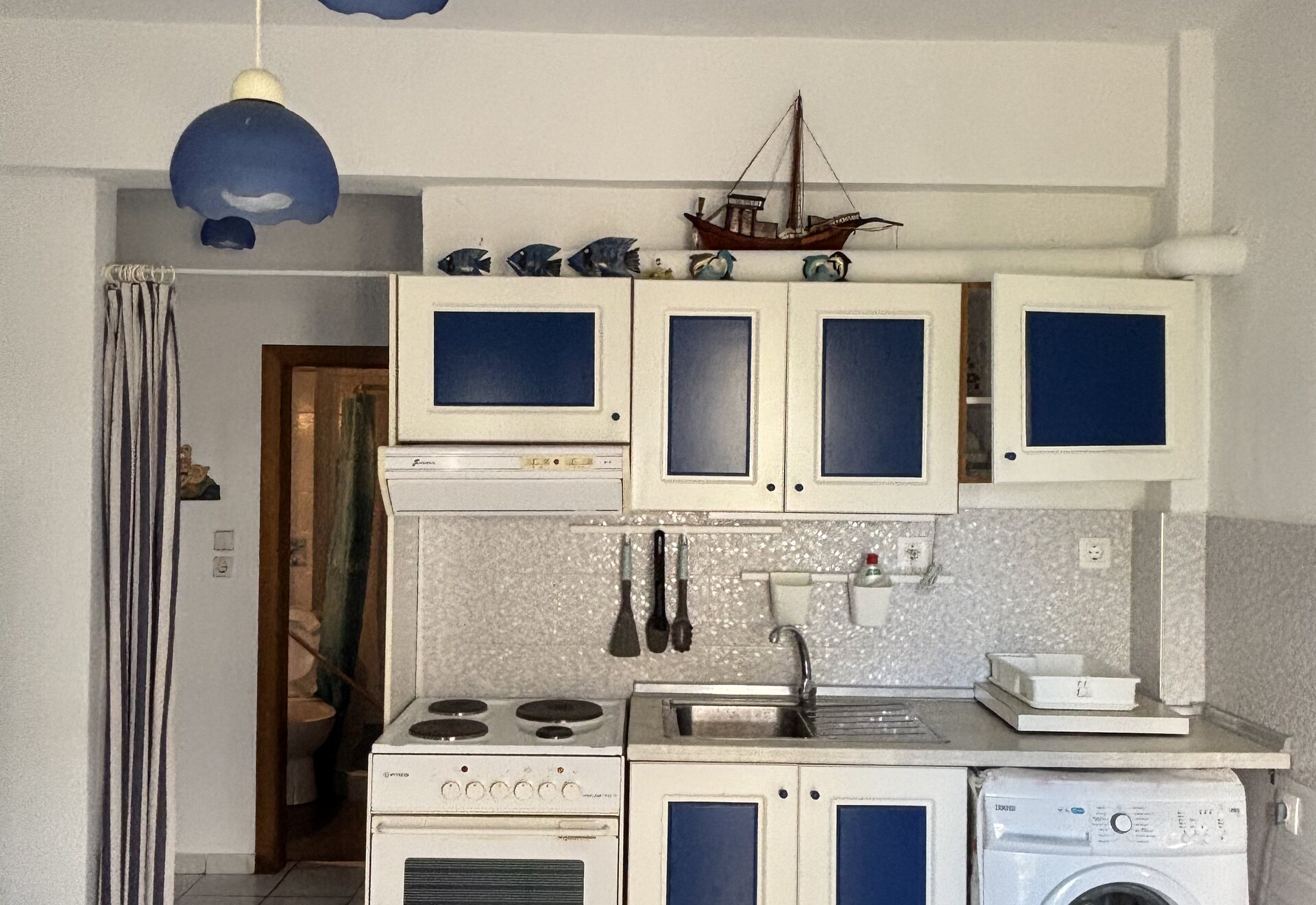 Polychrono Duplex kitchen with oven, sink, microwave, and washing machine