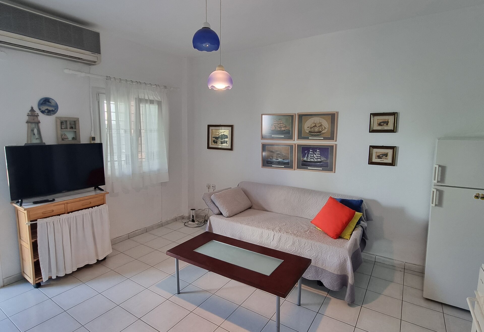 Polychrono Duplex living room with sofa, TV, and dining table