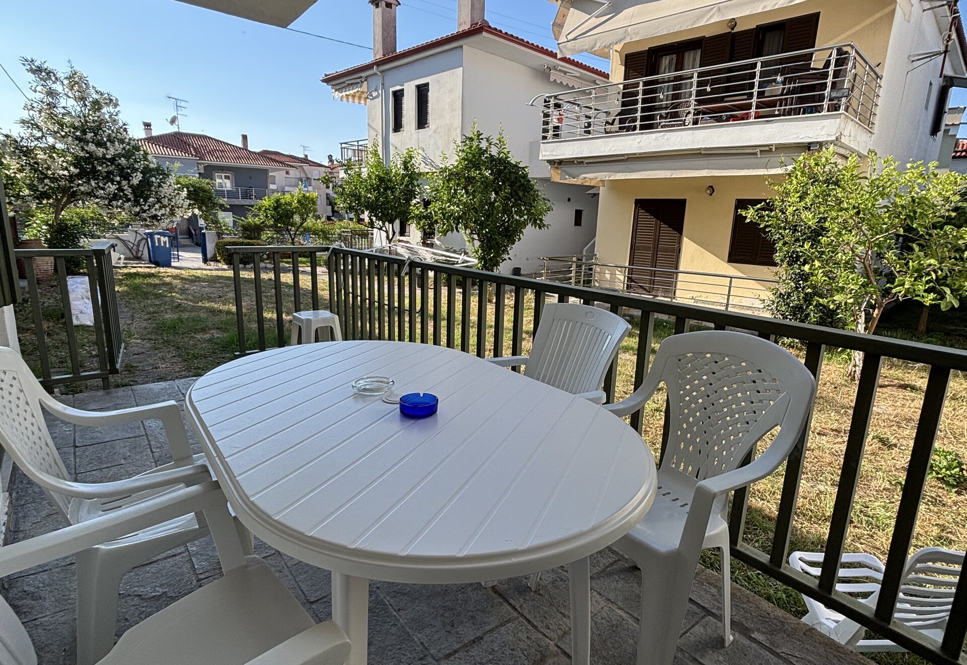 Polychrono Duplex terrace outdoor dining table with garden view
