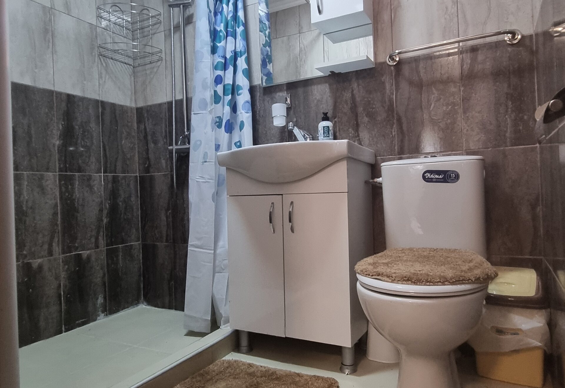 Garden Haven Apartment with Garden View bathroom with shower, toilet, and vanity