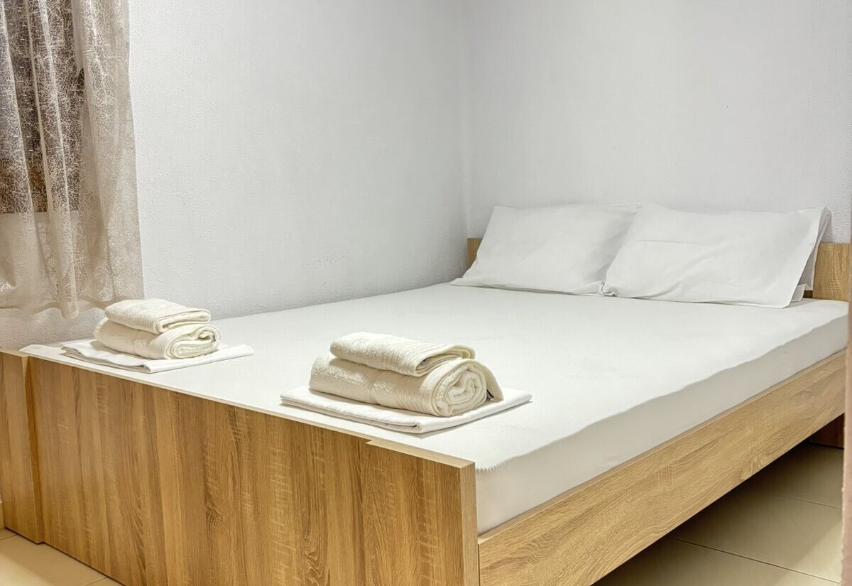 Garden Haven Apartment with Garden View double bedroom with prepared towels