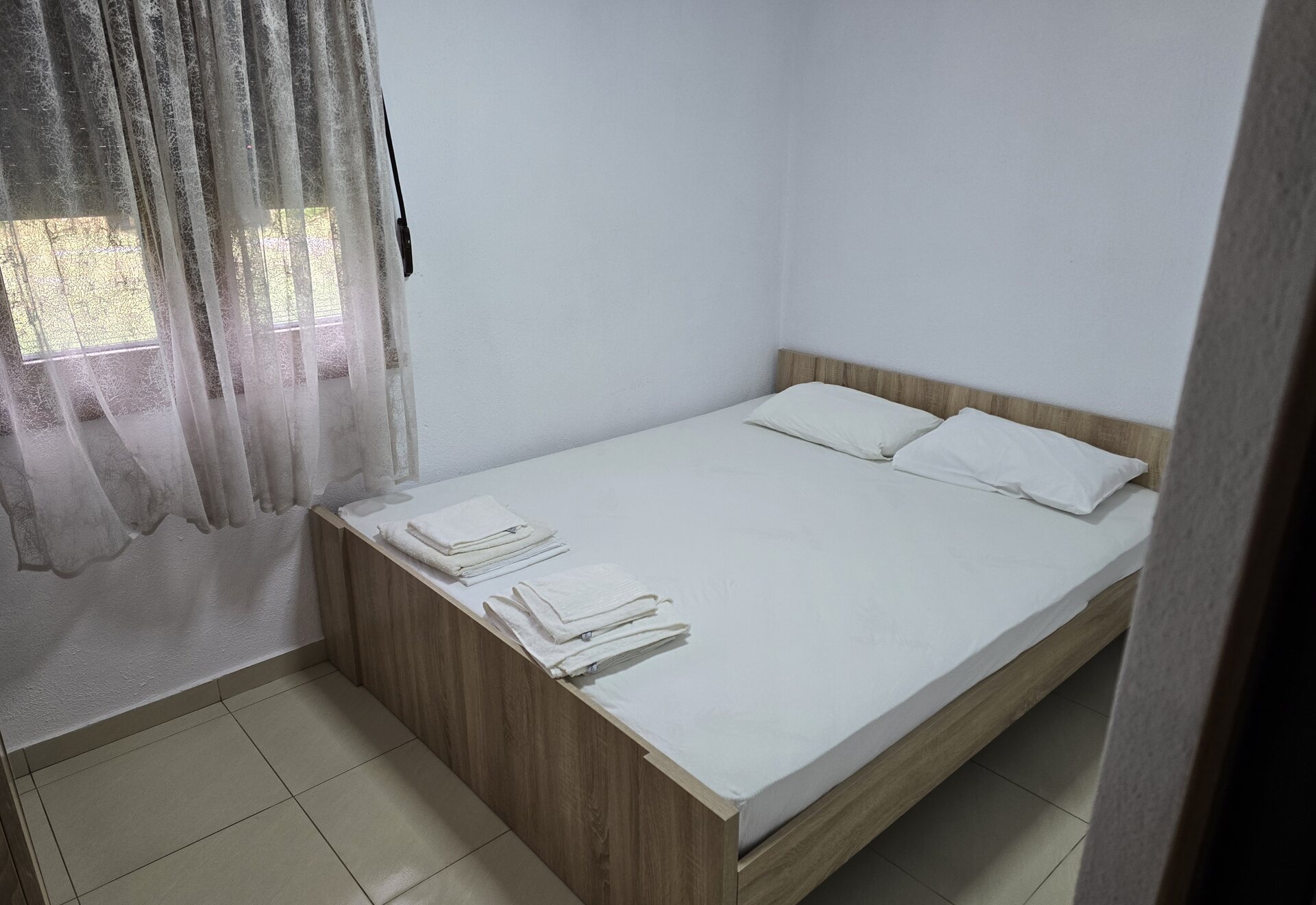 Garden Haven Apartment with Garden View double bedroom with window