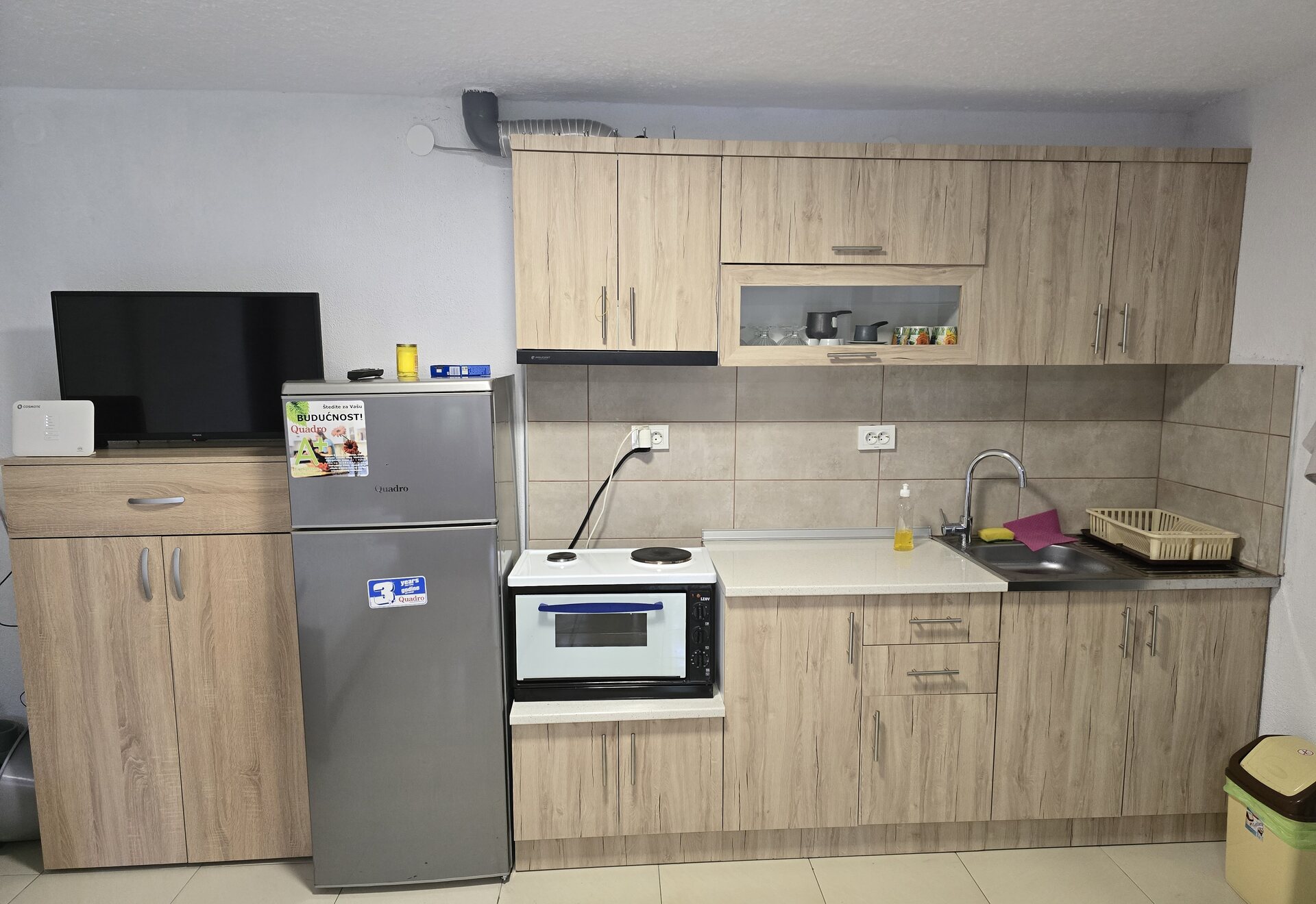Garden Haven Apartment with Garden View kitchenette with refrigerator and oven