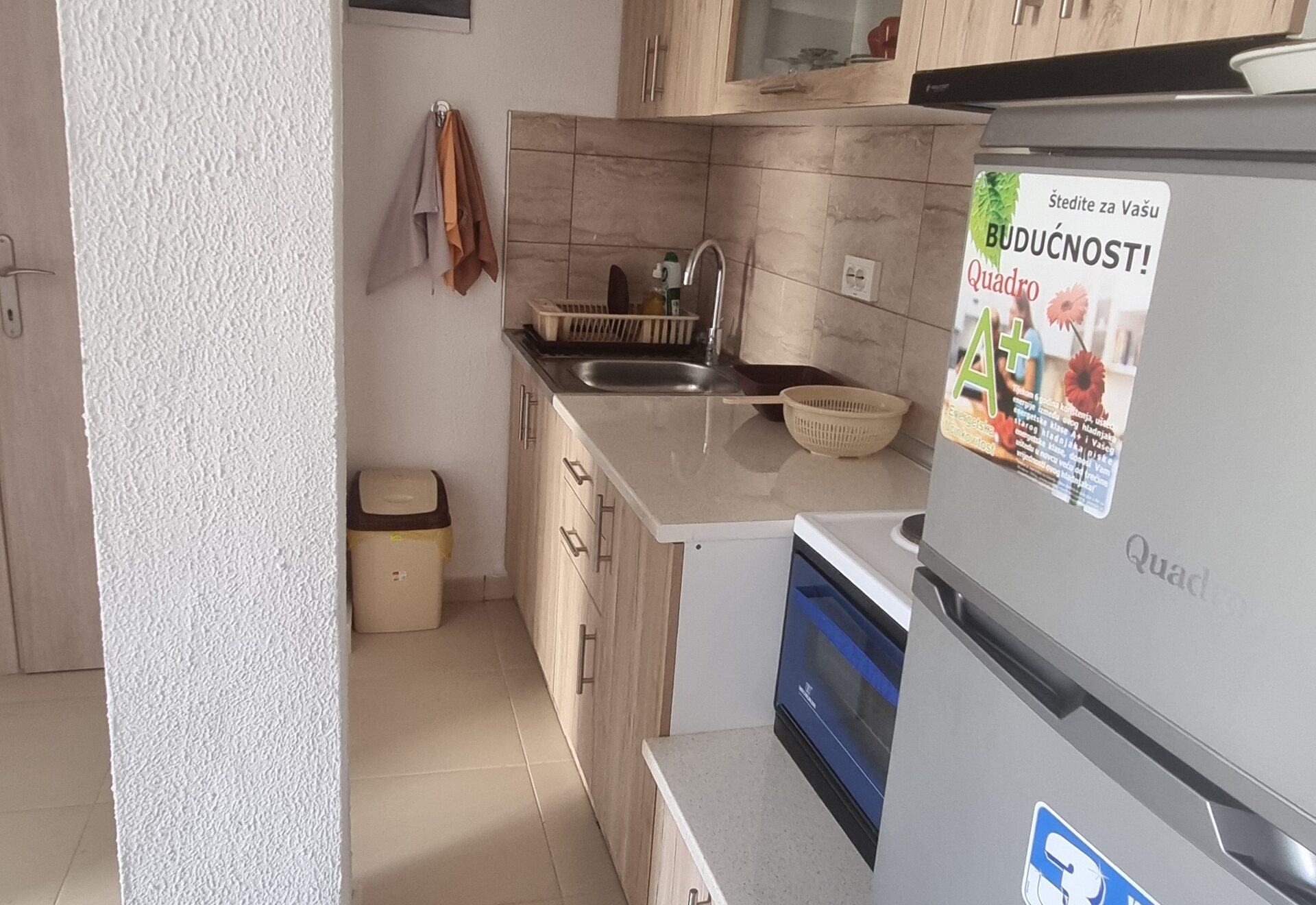Garden Haven Two-Bedroom Apartment with Garden View kitchenette with refrigerator and oven