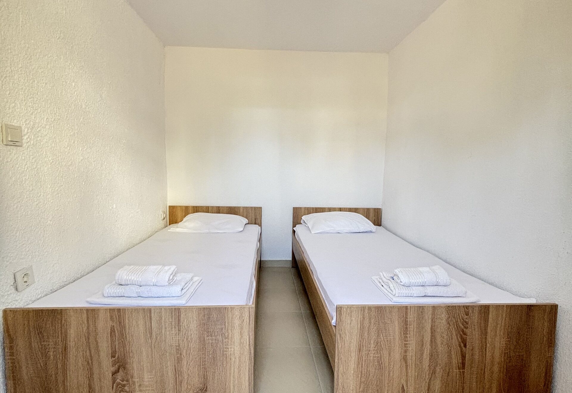 Garden Haven Two-Bedroom Apartment with Garden View twin bedroom with two single beds